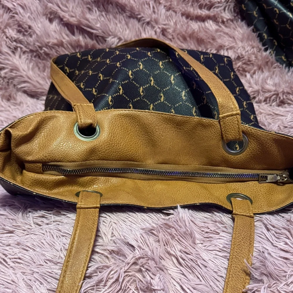 Hey friends, I've gone down to $5. I need te room for my spring/ summer inventor - Picture 4 of 7